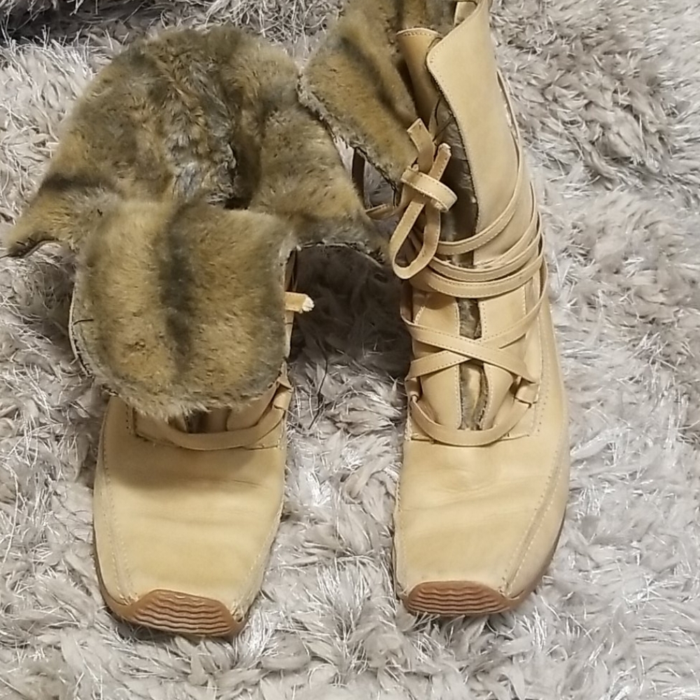 Women's Beige Fully lined Winter Boots Sz 8